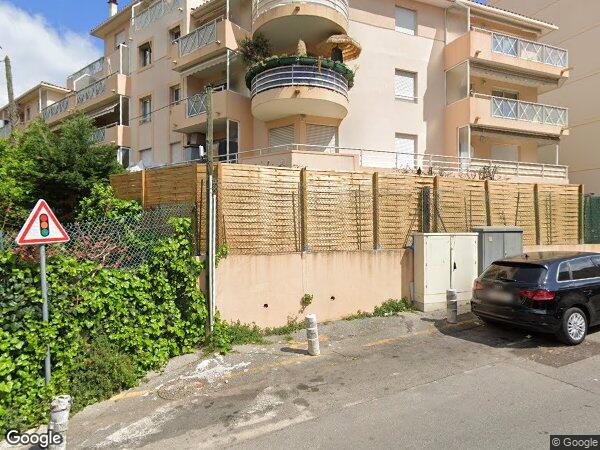 UN APPARTEMENT AVEC UN EMPLACEMENT DE PARKING ET UNE CAVE
