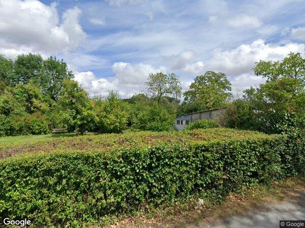 UN ENSEMBLE IMMOBILIER COMPOSÉ DE DEUX BÂTIMENTS (COMMERCIAL ET D’HABITATION)