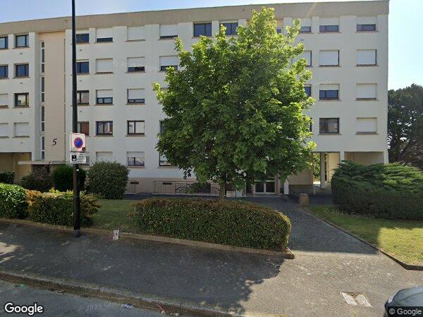 UN APPARTEMENT AVEC UNE CAVE ET UN PARKING