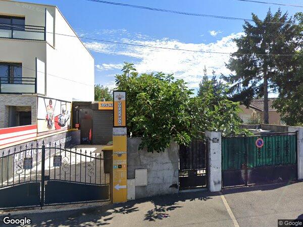 DES LOCAUX COMMERCIAUX