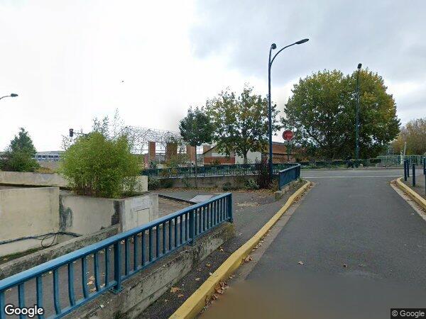 UN EMPLACEMENT DE STATIONNEMENT