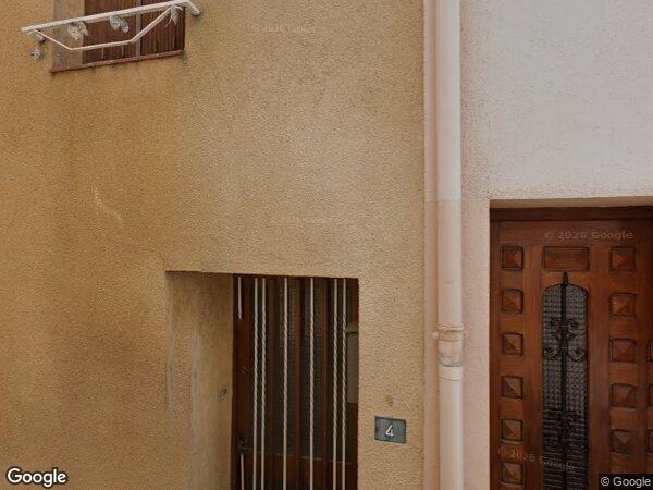 UNE MAISON À USAGE D'HABITATION MITOYENNE