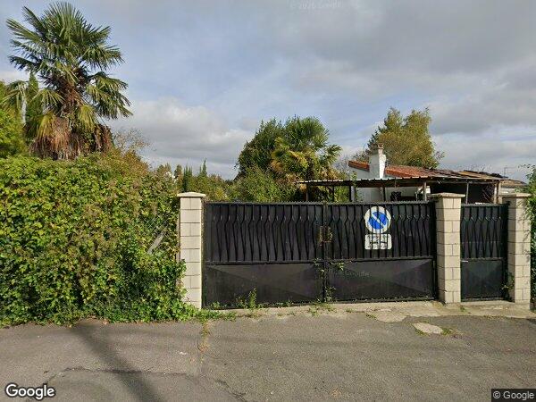 UN PAVILLON D'HABITATION AVEC DÉPENDANCE