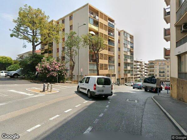 UN APPARTEMENT AVEC UNE CAVE ET UN GARAGE