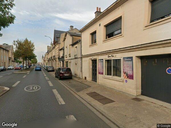 UN IMMEUBLE  À USAGE PROFESSIONNEL 