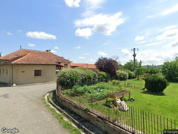 UNE MAISON D'HABITATION AVEC GARAGE