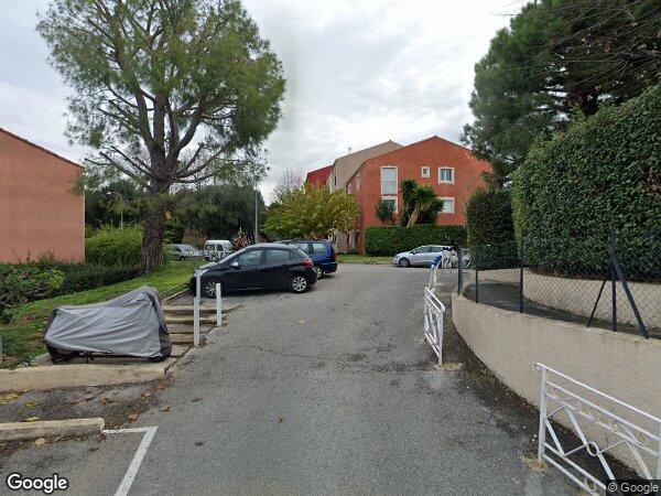 UN APPARTEMENT ET UN EMPLACEMENT DE PARKING