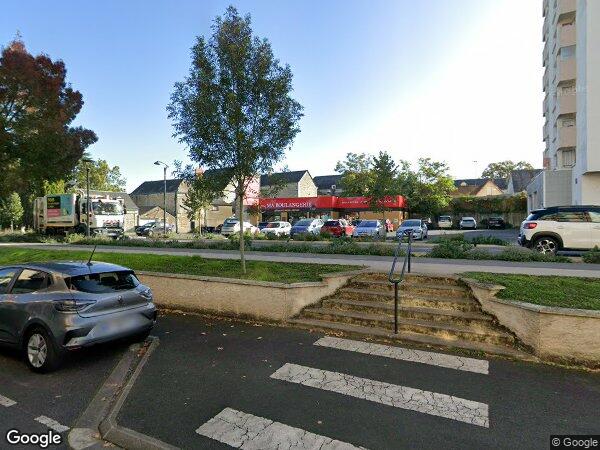 UN GRAND ESPACE COMMERCIAL AVEC ATELIER ET DES EMPLACEMENTS DE PARKING