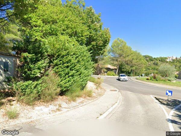 UN APPARTEMENT ET UN EMPLACEMENT DE PARKING