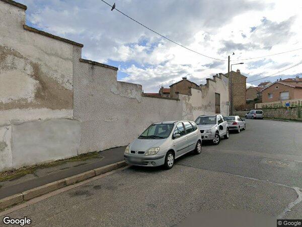 UN APPARTEMENT AVEC UNE CAVE ET UN GARAGE