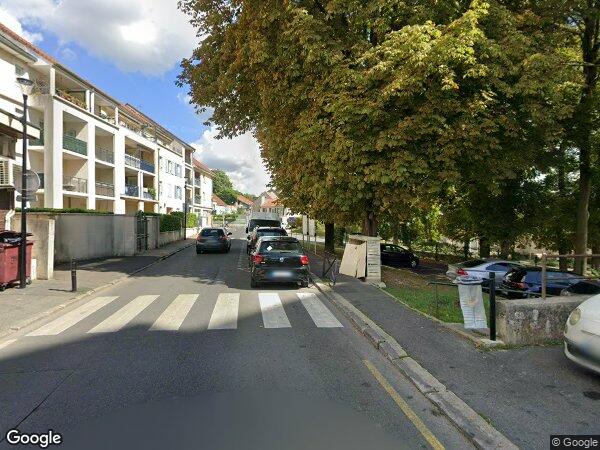 UN LOCAL COMMERCIAL ET UNE RÉSERVE