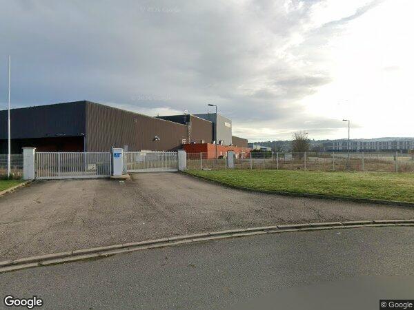 UN BÂTIMENT INDUSTRIEL