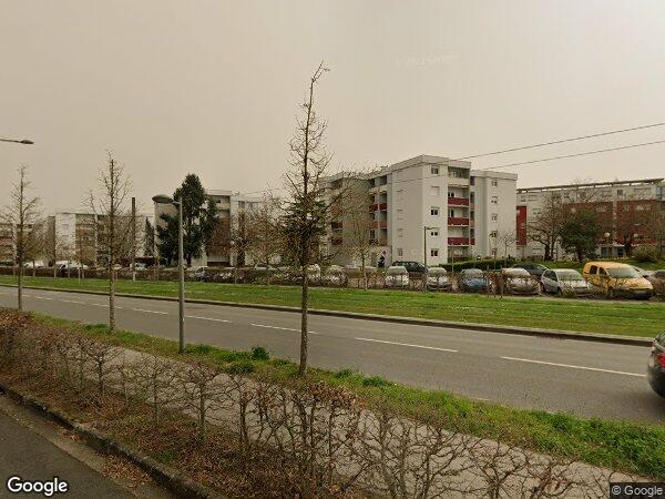 UNE MAISON D'HABITATION AVEC GARAGE ET DEUX JARDINS
