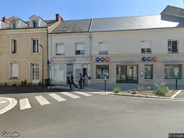 UN BÂTIMENT À USAGE DE COMMERCE ET D'HABITATION