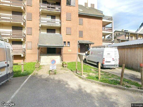 UN STUDIO AVEC AIRE DE STATIONNEMENT