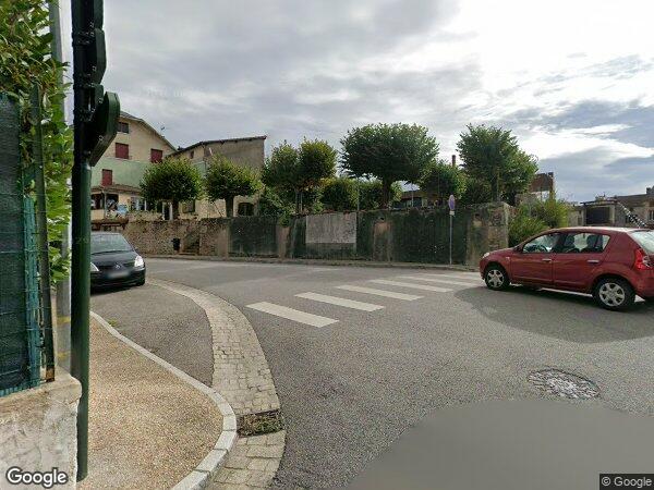 UN ENSEMBLE D'HABITATION