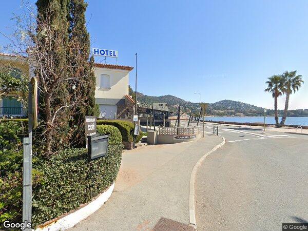 UN STUDIO ET UNE PLACE DE STATIONNEMENT PRIVATIVE EXTERIEURE