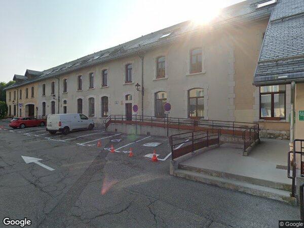 UN LOCAL COMMERCIAL ET UN APPARTEMENT