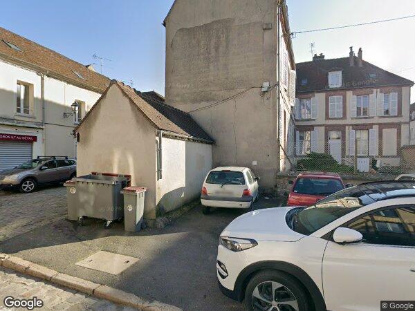 UN IMMEUBLE À USAGE D'HABITATION ET DE COMMERCE