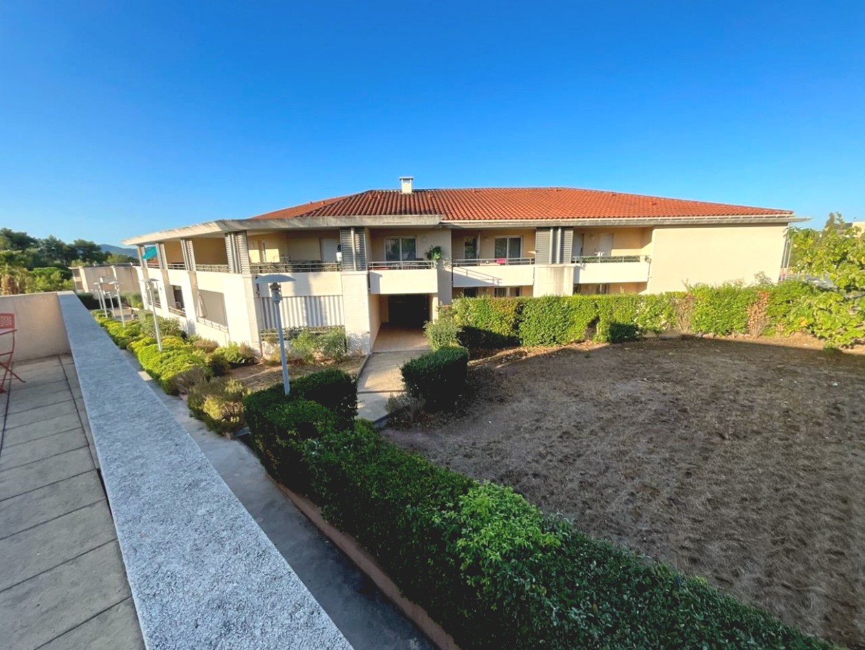 UN APPARTEMENT ET UN PARKING 