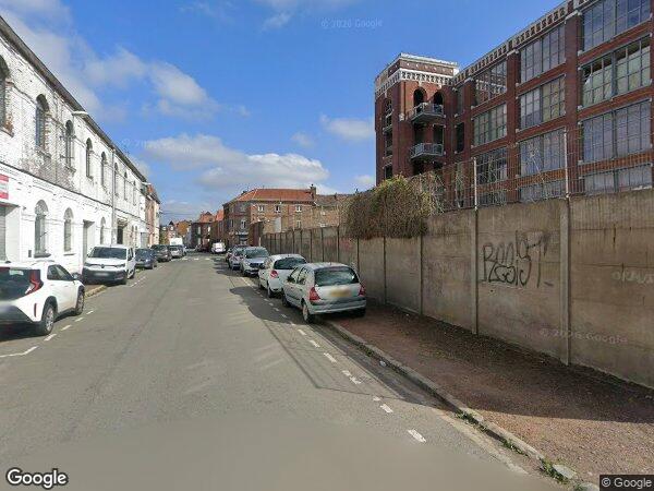 UN PLATEAU À L'ÉTAT BRUT AVEC TOITURE SHED