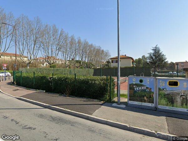 UN STUDIO ET UNE AIRE DE STATIONNEMENT