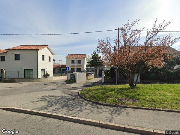 UN APPARTEMENT ET UN EMPLACEMENT DE PARKING SIMPLE