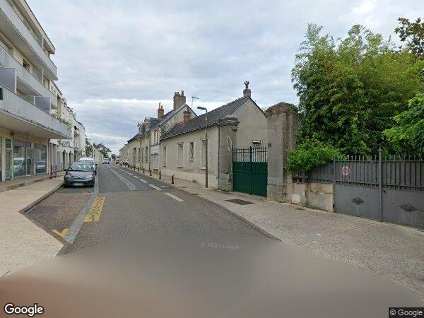 UNE MAISON D'HABITATION AVEC GARAGE ET JARDIN