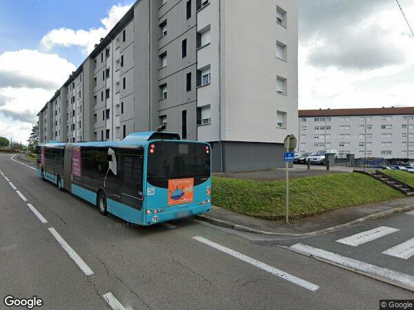 UN APPARTEMENT AVEC UNE CAVE ET UN GARAGE FERMÉ