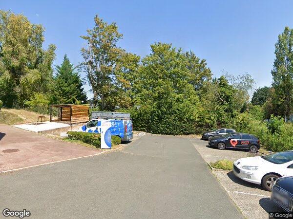 UN LOCAL DE RÉSERVE UN LOCAL À USAGE DE BUREAUX TROIS EMPLACEMENTS EXTÉRIEURS DE VOITURES