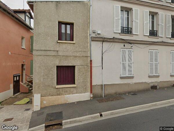 UNE MAISON