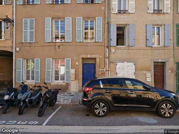 UN APPARTEMENT
