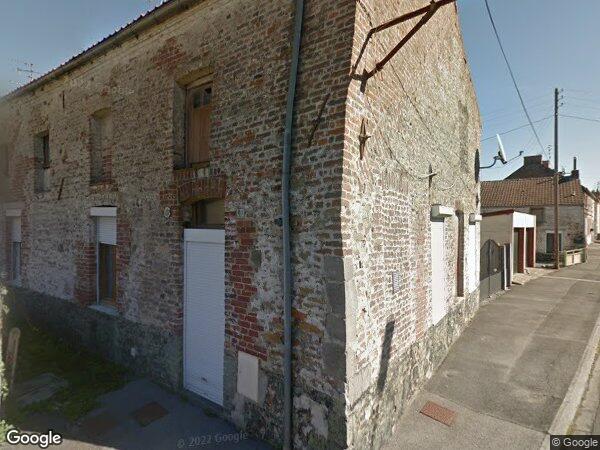 UNE MAISON A USAGE D'HABITATION EN SEMI-MITOYENNETE