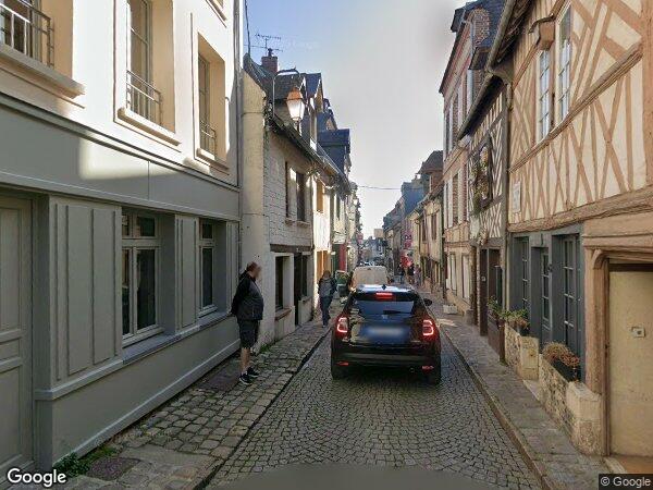 UN APPARTEMENT DE DEUX PIÉCES AVEC JARDIN