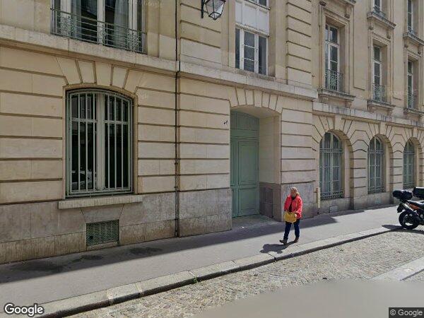 UN APPARTEMENT ET 2 CAVES