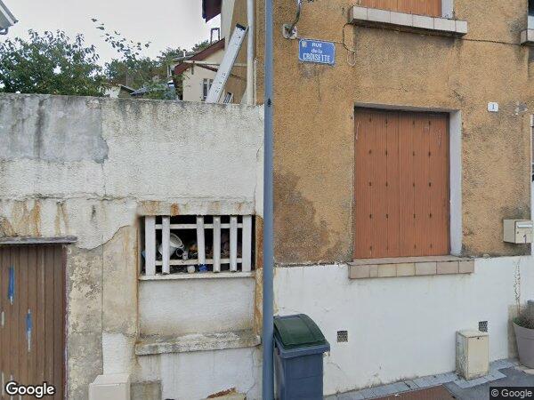 UNE MAISON MITOYENNE À USAGE D'HABITATION