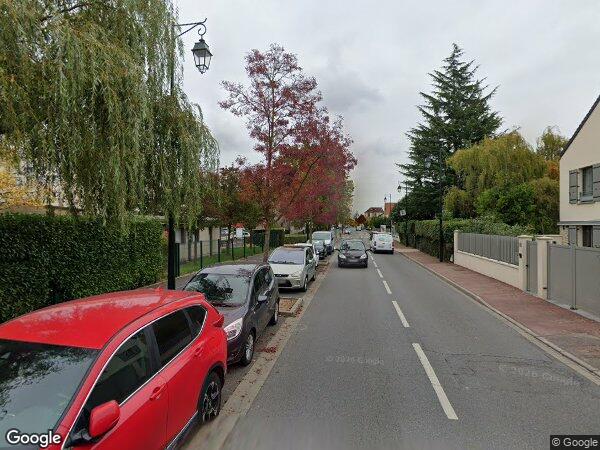 UNE MAISON À USAGE D'HABITATION ET UN GARAGE INDÉPENDANT
