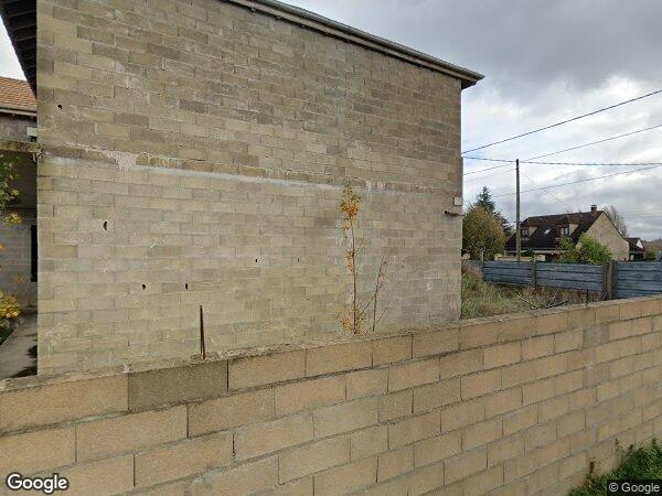 UNE MAISON EN COURS DE CONSTRUCTION