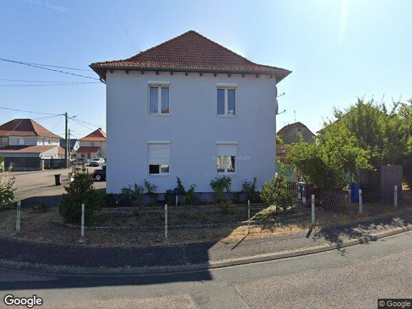 UN APPARTEMENT AVEC UNE CAVE ET UN EMPLACEMENT DE VÉHICULE