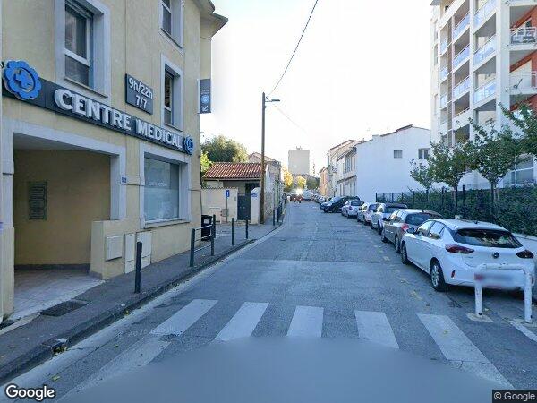 DES LOCAUX À USAGE COMMERCIAL, BUREAUX ET PLUSIEURS PLACES DE STATIONNEMENT 