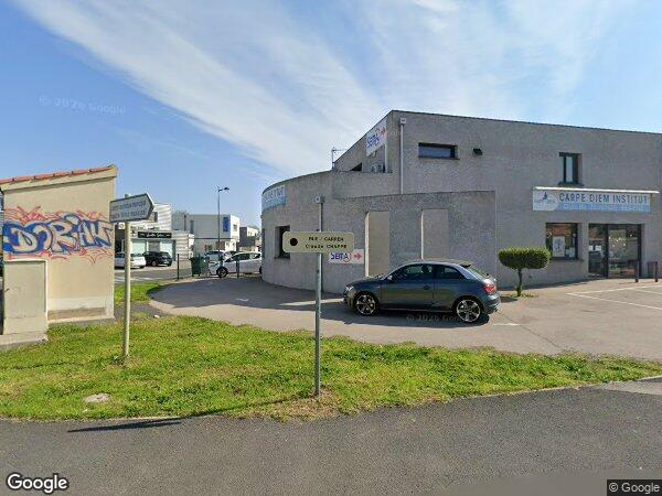 UN IMMEUBLE D'HABITATION