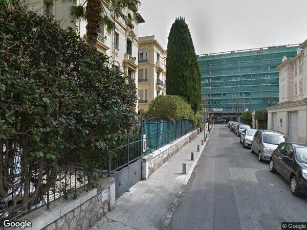 UN APPARTEMENT ET 3 CAVES