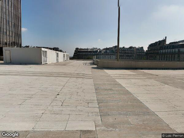 UN EMPLACEMENT DE PARKING