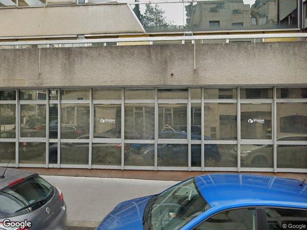 UN EMPLACEMENT DE PARKING TYPE BOX FERMÉ