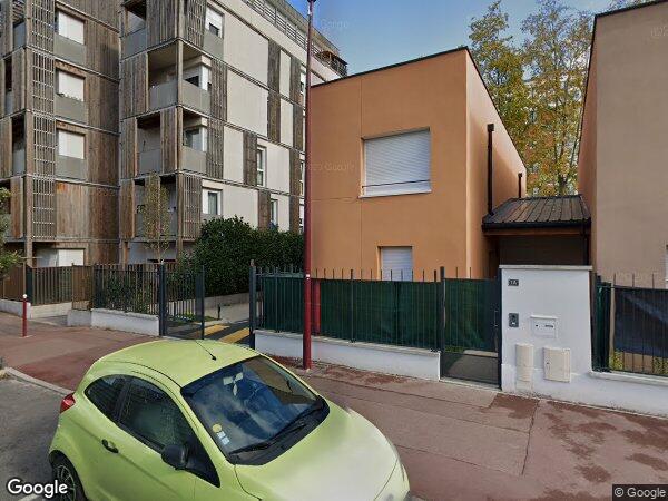 UN APPARTEMENT ET UN STATIONNEMENT 
