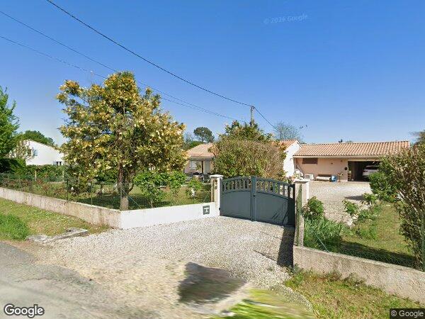 UNE MAISON D'HABITATION AVEC TERRASSE COUVERTE, GARAGE ET JARDIN