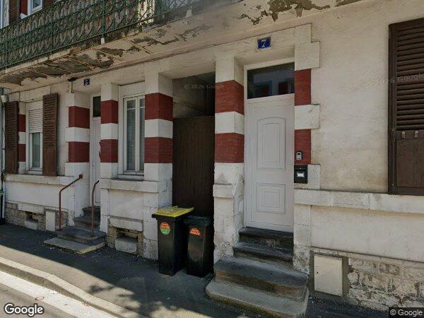 UN ENSEMBLE IMMOBILIER AVEC BÂTIMENTS