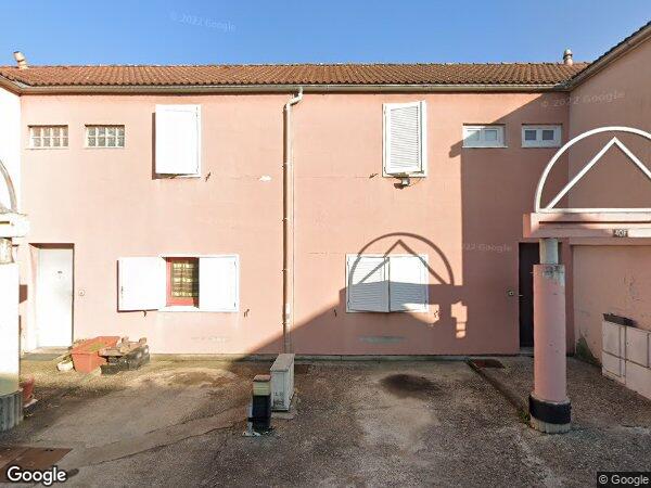 UNE MAISON À USAGE D'HABITATION