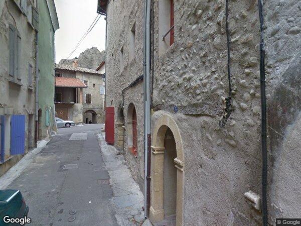 UNE MAISON DE VILLAGE À USAGE D'HABITATION