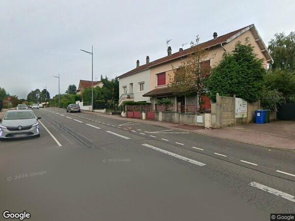 UNE MAISON D'HABITATION AVEC JARDIN